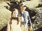 Laura (Melissa Gilbert, l.) und Carl (Brian Part, r.) entdecken eine verlassene Goldgr&auml;bersiedlung.
