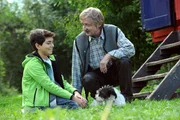 Xaver und Felix spielen mit einem kleinen Streuner. Von links: Felix Kramer (Shayan Hartmann) und Xaver (Michael Schreiner). Xaver und Felix spielen mit einem kleinen Streuner. Von links: Felix Kramer (Shayan Hartmann) und Xaver (Michael Schreiner).
