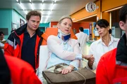 Dr. Haase (Fabian Harloff) liefert Frau Mackenroth (Carolin Fink, M.) im EKH ein. Auch Dr. Jonas (Gerit Kling, r.) stellt schnell fest, dass es sich bei ihr um eine besondere Patientin handelt.