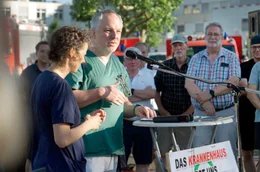 Monatelang hat die B&uuml;rgerinitiative gegen die Schlie&szlig;ung des Klinikums Mittelmosel in Zell protestiert. Unterst&uuml;tzung bekam sie von den Not&auml;rzten Dr. Fischer und Dr. H&uuml;ttel.