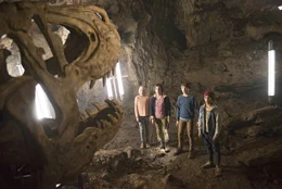 Anne (Amelie Lammers), George (Allegra Tinnefeld), Julian (Marinus Hohmann) und Dick (Ron Antony Renzenbrink) haben das riesige Dinosaurierskelett in einer H&ouml;hle gefunden.