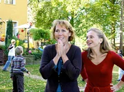 Astrid W&uuml;nsche (Gaby Dohm) und ihre Tochter Claudia (Nina Weniger, re.) staunen nicht schlecht &uuml;ber Alberts gro&szlig;e &Uuml;berraschung...