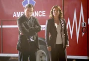Dr. Gillian Foster (Kelli Williams) und Dr. Cal Lightman (Tim Roth) ermitteln in einem Katastrophenfall.