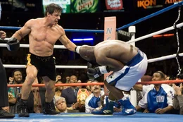 Dixon (Antonio Tarver, r.) Manager glaubt einen Weg gefunden zu haben, das Image des ungeliebten Champions zu verbessern. Im Ring mit Rocky (Sylvester Stallone, l.) soll Dixon die Fans erobern. Doch was Dixons Team als PR-Fight plant, macht Rocky zum Kampf seines Lebens ...