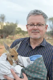 Christopher Clark kümmert sich um ein Känguru-Baby. Christopher Clark kümmert sich um ein Känguru-Baby.