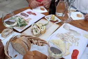 Das typische Essen in einer Osmiza auf dem Triester Karst im äußersten Nordosten Italiens Das typische Essen in einer Osmiza auf dem Triester Karst im äußersten Nordosten Italiens