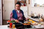 Sevim (Özay Aslanhan) bereitet das Frühstück für sich und Leon vor.
