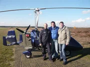 Von links: Polizist Sebastian Seidl, Willi und Pilot Achim Grütz vor einem Gyrocopter