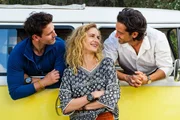 Nell (Pia Micaela Barucki, M.) hat alle Zelte in Deutschland abgebrochen, um am Gardasee ihren Traum zu verwirklichen und Gleitschirmlehrerin zu werden. Lukas (Joshua Grothe, l.) und Simone (Stefano Bernardin, r.) sind involviert.