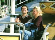 Die Prostituierte Katja (Birgit Schneider) und der zurückgebliebene Anton (Ulrich Bähnk) amüsieren sich auf dem Riesenrad.