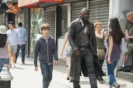Jake (Tom Taylor, l.); Roland Deschain (Idris Elba, r.)