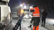 Raido und Steffen haben Ketten am Lkw befestigt, um das Fahrerhaus aus dem Graben zu ziehen. (National Geographic)