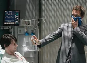 Dr. House stellt eines seiner ungewöhnlichen Experimente mit einem Patienten an: Patrick Fugit als Jack Walters, Hugh Laurie als Dr. Gregory House Dr. House stellt eines seiner ungewöhnlichen Experimente mit einem Patienten an: Patrick Fugit als Jack Walters, Hugh Laurie als Dr. Gregory House