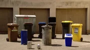 In einem lustigen Lied machen die verschiedenen Mülltonnen unterschiedliche Geräusche. Mit dabei die Biotonne, der Restmüll, Altpapier und viele mehr.
