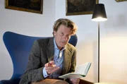 Der Schauspieler Michael Hartmann (Michaelvon Au) hat schon bessere Zeiten gesehen. Der einst als „Alpenbulle“ gefeierte TV-Star liest nun vor einem exklusiven Publikum in der Meersburg aus seinem neuen Buch. Der Schauspieler Michael Hartmann (Michaelvon Au) hat schon bessere Zeiten gesehen. Der einst als „Alpenbulle“ gefeierte TV-Star liest nun vor einem exklusiven Publikum in der Meersburg aus seinem neuen Buch.