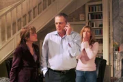 Lisa (Alexandra Neldel, l.), Friedrich (Wilhelm Manske, M.) und Laura (Olivia Pascal, r.) sind völlig aufgelöst, als das Telefon läutet und die Entführer sich melden ... Lisa (Alexandra Neldel, l.), Friedrich (Wilhelm Manske, M.) und Laura (Olivia Pascal, r.) sind völlig aufgelöst, als das Telefon läutet und die Entführer sich melden ...