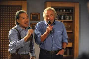 Martin singt mit seinem japanischen Geschäftspartner Karaoke. Von links: Herr Koyama (Gen Seto) und Martin Kirchleitner (Hermann Giefer).
