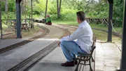 Karl Hohenlohe wartet auf die Miniatureisenbahn in Strasshof.