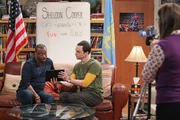 Die letzte Aufzeichnung von "Spa&szlig; mit Flaggen" steht bevor. W&auml;hrend Amy (Mayim Bialik, r.) filmt, nimmt Sheldon (Jim Parsons, M.) mit Gaststar LeVar (LaVar Burton, l.) schweren Herzens Abschied ...
