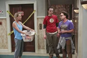 Sowohl Penny (Kaley Cuoco, l.), als auch Leonard (Johnny Galecki, r.) werden auf einen Jungesellinnen-/Jungesellenabend entf&uuml;rt. Was Sheldon (Jim Parsons, M.) und Co. wohl geplant haben?
