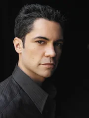 (2. Staffel) - Steht seiner Kollegin stets zur Seite: Detektiv Scott Valens (Danny Pino) ... (2. Staffel) - Steht seiner Kollegin stets zur Seite: Detektiv Scott Valens (Danny Pino) ...