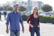 Während sich Deeks mit seiner Mutter herumärgern muss, unterstützt Anna Kolcheck (Bar Paly, r.) das Team um Callen (Chris O'Donnell, l.) bei den Ermittlungen im Fall des ermordeten Navy-Maschinisten ...