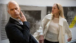 Pola (Sophie von Kessel) l&auml;sst ihrem Unmut &uuml;ber die Spielchen ihres Partners (Christoph Maria Herbst) freie Hand...