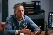 Mike (Patrick J. Adams) setzt alles daran, das Vertrauen eines anderen Gefängnisinsassen zu gewinnen und so an wichtige Informationen zu gelangen. Er weiß, nur so kann sein Plan für seine frühzeitige Entlassung gelingen.