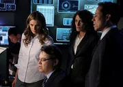 Im Wettlauf gegen die Zeit: Kate Beckett (Stana Katic, 2.v.l.), Agent Richmond (Peter James Smith, 3.v.r.), Agent Rachel McCord (Lisa Edelstein, 2.v.r.) und Chief Carl Villante (Yancey Arias, r.) sind noch immer auf der Suche nach dem Mittel, das Castle retten kann ...