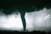Tornados bilden sich, wenn feuchtwarme Luftmassen aus dem Süden auf kalte Strömungen aus dem Norden treffen. Die instabile Wetterlage lässt bis zu 18 Kilometer hohe Gewitterwolken, sogenannte Superzellen, entstehen.