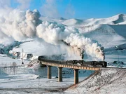 Das letzte Dampflokparadies befindet sich in der Volksrepublik China. Über das Da-Hinggang-Gebirge an einem kalten, sonnigen Wintertag. Das letzte Dampflokparadies befindet sich in der Volksrepublik China. Über das Da-Hinggang-Gebirge an einem kalten, sonnigen Wintertag.