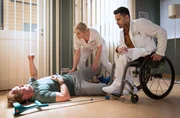 Überraschend taucht Bürgermeisterkandidatin Antonia Meiler (Muriel Baumeister, re.) bei Sarah Marquardt (Alexa Maria Surholt, li.) in der Sachsenklinik auf und bittet diese um Hilfe. Überraschend taucht Bürgermeisterkandidatin Antonia Meiler (Muriel Baumeister, re.) bei Sarah Marquardt (Alexa Maria Surholt, li.) in der Sachsenklinik auf und bittet diese um Hilfe.