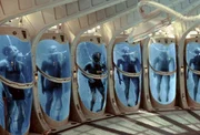 Smith (Sean Pertwee, l.), Captain Miller (Laurence Fishburne, 3.v.r.), Lt. Starck (Joely Richardson, r.)