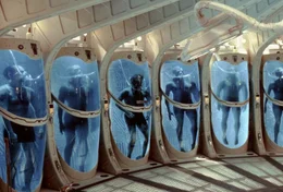 Smith (Sean Pertwee, l.), Captain Miller (Laurence Fishburne, 3.v.r.), Lt. Starck (Joely Richardson, r.)