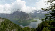 Aus der ORF-Reihe 'Universum': Als bedeutendes Kultur- und Naturdenkmal wurden Hallstatt und seine Umgebung in die UNESCO-Weltkultur- und Naturerbeliste aufgenommen. Hier herrscht der Dachsteingletscher über eine Landschaft, in der Mensch und Natur außergewöhnliche Verbindungen eingegangen sind. Eis, Karst und unterirdische Wasserwelten erzählen noch heute von den Jugendtagen der Erde. Ausgehend von der frühen Blüte der Hallstatt-Siedlung führt Burgschauspieler Cornelius Obonya als Chronist durch die bewegte Geschichte dieser Idylle zwischen Fels und Hallstättersee. Eine Dokumentation von Wolfgang Thaler und Alfred Komarek. Im Bild: Hallstätter See.