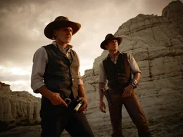 Als Aliens eine Invasion planen, m&uuml;ssen sich der einsame Cowboy und Gangsterboss Jake Lonergan (Daniel Craig, r.) und der herrische Viehbaron Dolarhyde (Harrison Ford, l.) zusammenschlie&szlig;en, um die Menschheit zu retten ...