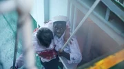 Die Messdienerin Doris Miller (gespielt von Abdul Sulaiman) hilft einem verletzten Offizier in einer historischen Nachstellung des Zweiten Weltkriegs für "Erased: WW2's Heroes of Color". Die Serie erzählt die Geschichten dreier schwarzer Helden, die wie durch ein Wunder den Angriff auf Pearl Harbor überlebten. Einer dieser Männer, der Messdiener Doris Miller, widersetzte sich rassistischen Stereotypen, als er während des Angriffs feindliche Flugzeuge abschoss. (National Geographic)