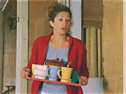 Moira (Doris Younane) wohnt auf Drover's Run und hilft im Haushalt.