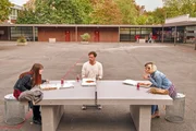 Stefan Vollmer (Hendrik Duryn) bringt Franzi (Irina Kurbanova, l.) und Sandra (Julia Becker) dazu, miteinander zu reden.