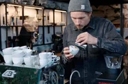 Paul Bonna beim Latte Art gießen in seiner Kaffee-Rösterei in Mainz. Bis er Latte Art perfekt gießen konnte, brauchte auch er viel Übung. Paul Bonna beim Latte Art gießen in seiner Kaffee-Rösterei in Mainz. Bis er Latte Art perfekt gießen konnte, brauchte auch er viel Übung.