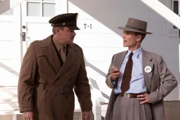 L - R: Matt Damon als Leslie Groves, Cillian Murphy als J. Robert Oppenheimer