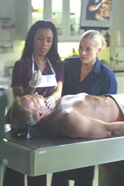 Ein weiterer Mordfall beschäftigt Calleigh (Emily Procter, r.) und Alexx (Khandi Alexander, l.): Während eines Tankstopps wird ein Mann erschossen ... Ein weiterer Mordfall beschäftigt Calleigh (Emily Procter, r.) und Alexx (Khandi Alexander, l.): Während eines Tankstopps wird ein Mann erschossen ...