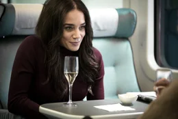 &Auml;rztin Sophie (Hannah John-Kamen) h&auml;lt noch ein nettes Schw&auml;tzchen im Zug, bevor die Katastrophe ihren Lauf nimmt.