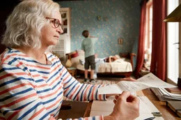 Oma Inge &auml;rgert sich &uuml;ber die Post vom Makler (Johanna Gastdorf)