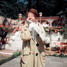 Teddy Lemke (Heinz R&uuml;hmann, links), fr&uuml;her erfolgreicher Musikclown, ist jetzt Besitzer eines Zauberladens.