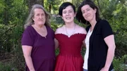 Gruppenfoto von drei Frauen.