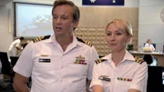 L - R: Ian Stenlake als Lieutenant Commander Mike Flyn, Lisa McCune als Lieutenant Kate McGregor