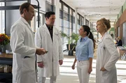Dr. Ina Schulte (Isabell Gerschke) und Dr. Philipp Brentano (Thomas Koch) haben gerade erfahren, dass Sarah Marquardt und Philipps Frau Arzu mit einer Hochschwangeren im Fahrstuhl stecken geblieben sind. Dr. Ina Schulte (Isabell Gerschke) und Dr. Philipp Brentano (Thomas Koch) haben gerade erfahren, dass Sarah Marquardt und Philipps Frau Arzu mit einer Hochschwangeren im Fahrstuhl stecken geblieben sind.