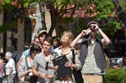 Als die stets kontrollierte und bestens organisierte Lehrerin Antonia Limpinski (Valerie Niehaus, 2.v.r.) mit ihrem Spanisch-Leistungskurs auf Studienfahrt nach Mallorca fliegt, ahnt sie nicht, dass sie mit ihrer Klasse anstatt der einsam gelegenen Finca direkt am Ballermann Quartier beziehen muss. Gut, dass ihre Sch&uuml;ler (Maximilian Diehle, r., Marvin Linke, 3.v.r.) nur Lernen im Kopf haben ...
