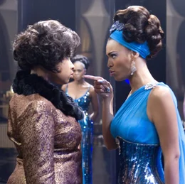 Nachdem Curtis Effie (Jennifer Hudson, l.) aus der Band geschmissen hat, flammen Rivalit&auml;t und Eifersucht gegen&uuml;ber ihrer einstigen Freundin Deena (Beyonc&eacute; Knowles, r.) erst recht auf. Hinter der B&uuml;hne entl&auml;dt sich die Spannung zwischen den beiden Frauen ...